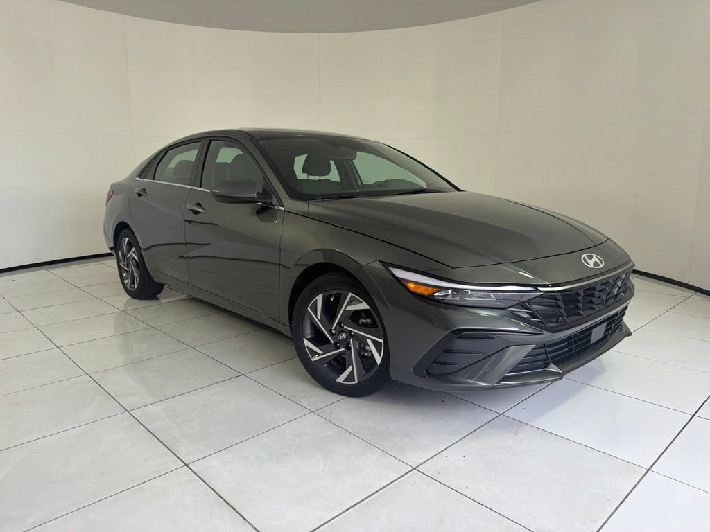 Certified 2025 Hyundai Elantra SEL FWD image 3