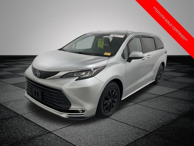 Certified 2022 Toyota Sienna XLE image 3