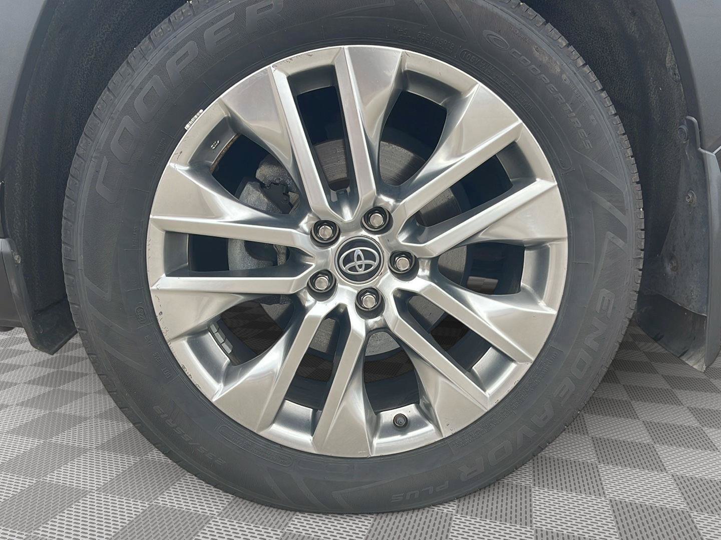 Used 2020 Toyota RAV4 XLE Premium AWD/4WD image 10
