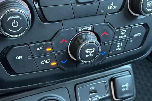 Used 2023 Jeep Renegade Latitude AWD/4WD image 28