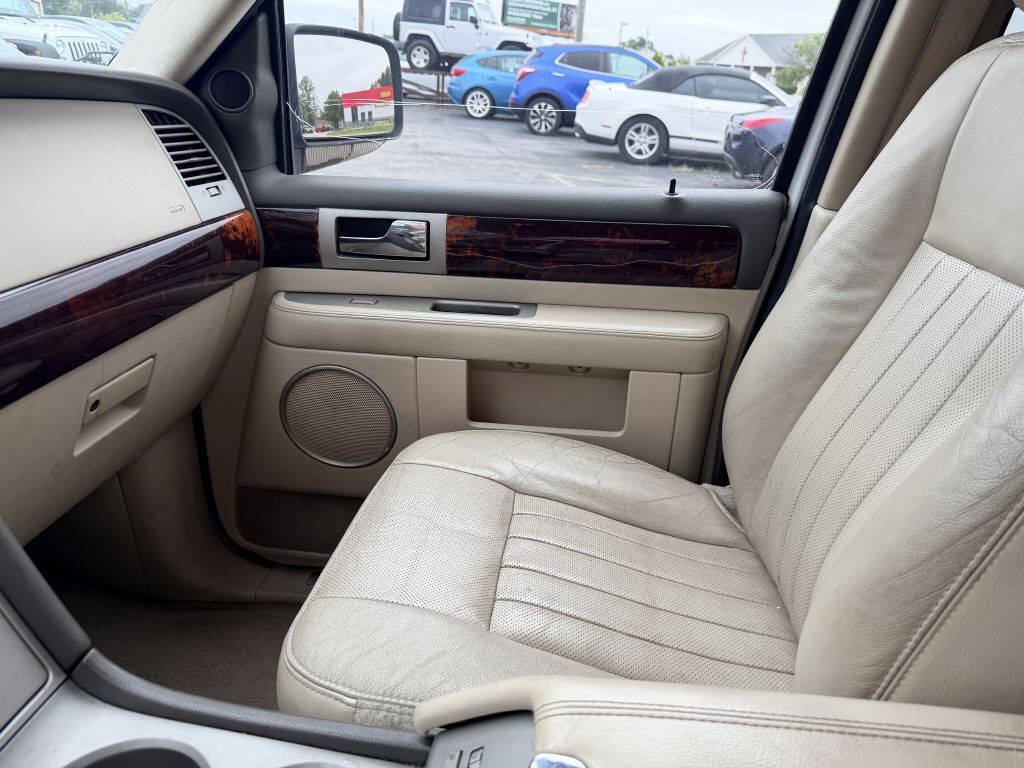 Used 2004 Lincoln Navigator Ultimate AWD/4WD image 15