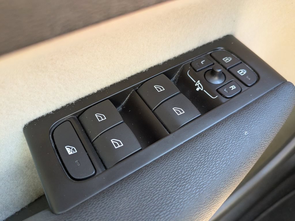 Certified 2022 Volvo XC40 T4 Momentum FWD image 25