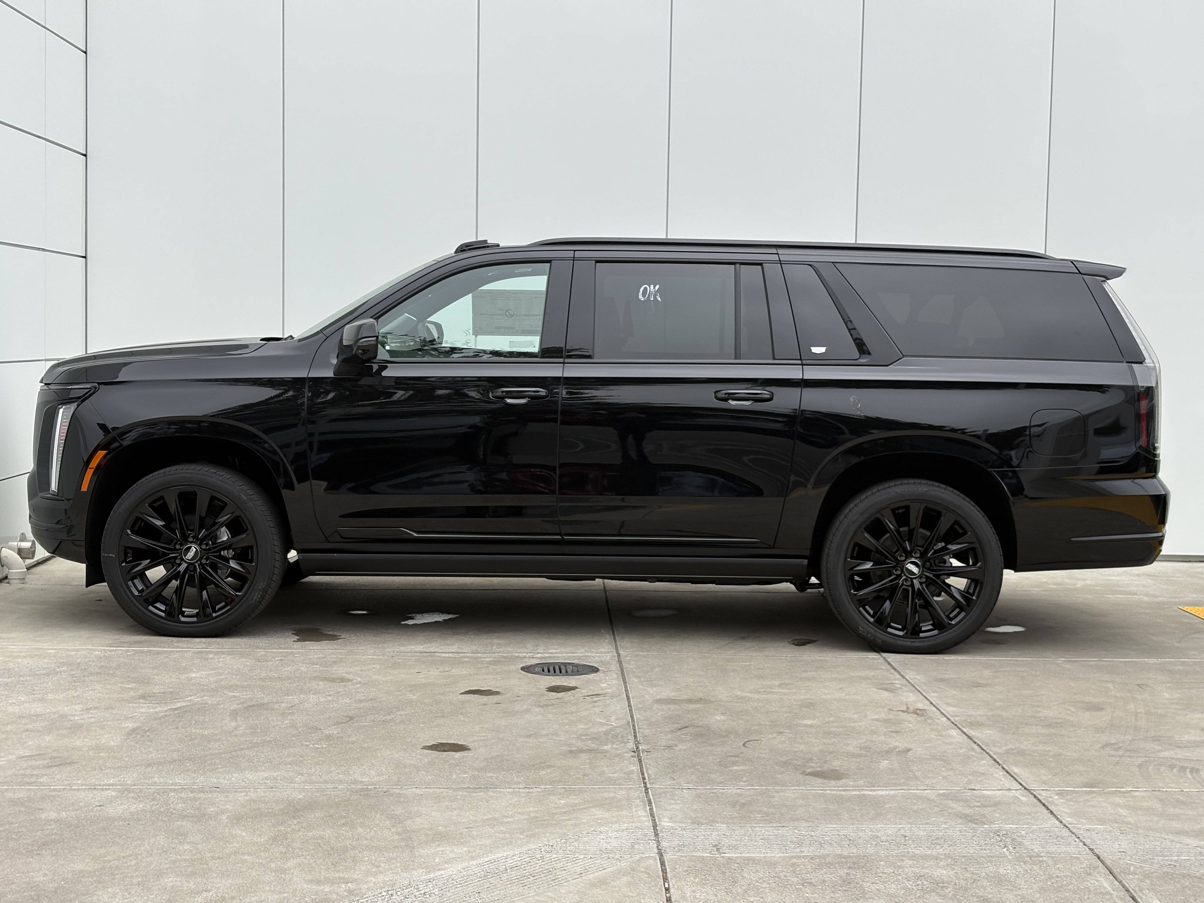 New 2026 Cadillac Escalade ESV Platinum Sport w/ LPO, ONYX Package AWD/4WD image 4