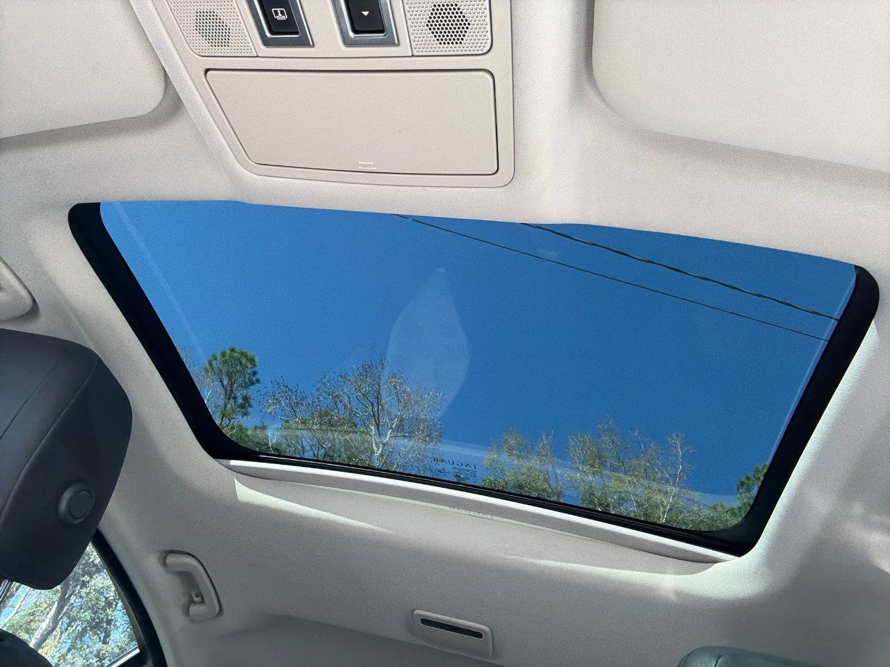 Used 2017 Jaguar XE Premium image 41