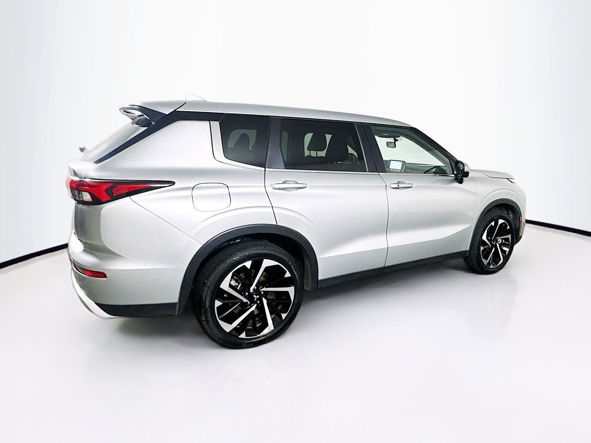 Used 2024 Mitsubishi Outlander SE image 10