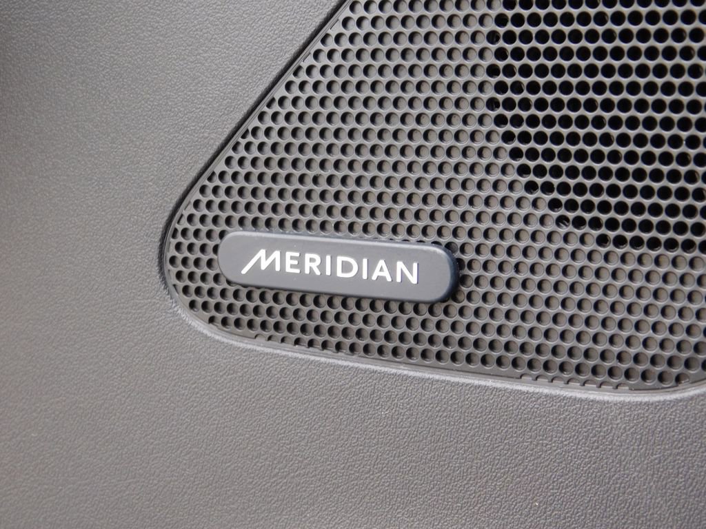 Used 2019 Jaguar F-PACE Premium image 25