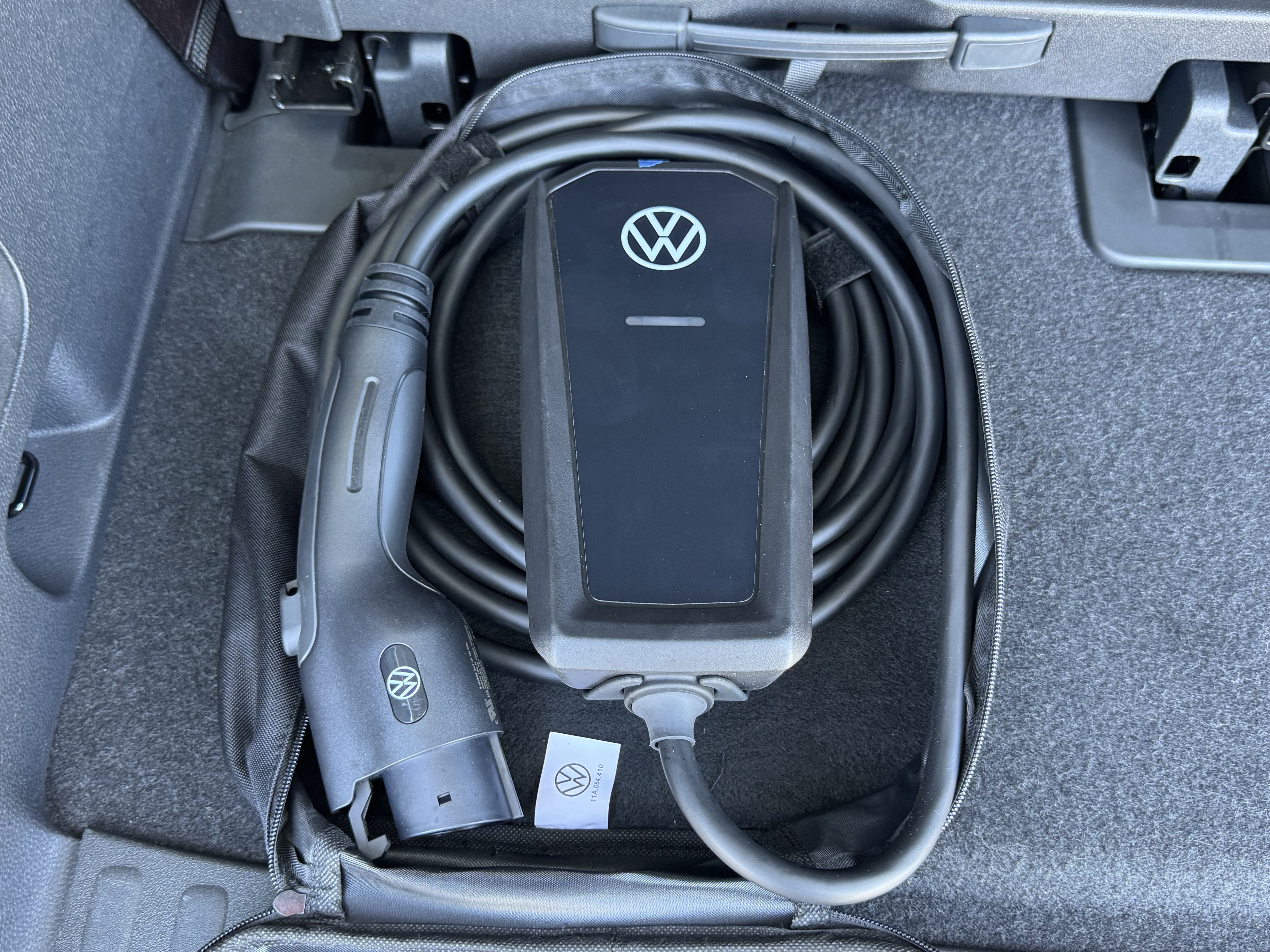 Certified 2025 Volkswagen ID. Buzz Pro S RWD image 36