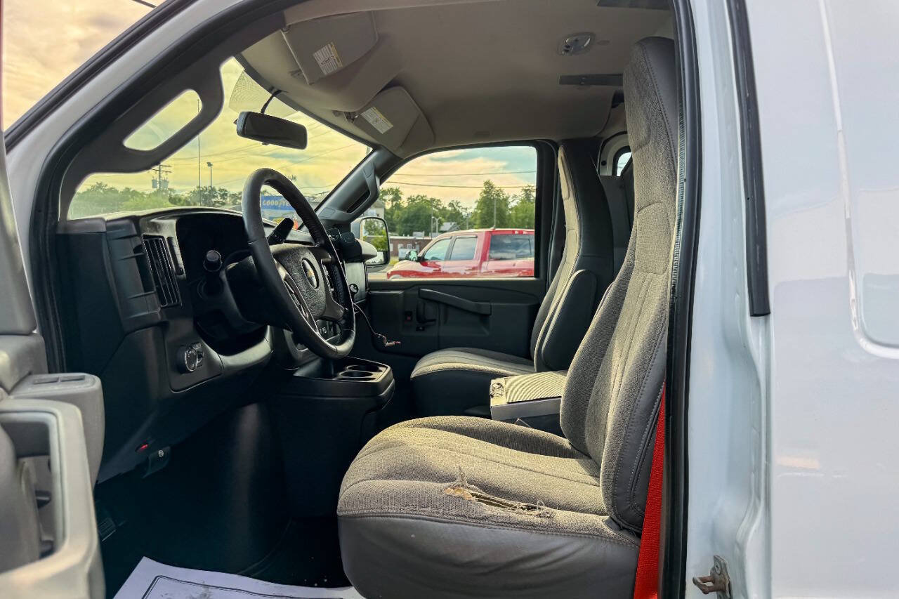 Used 2018 Chevrolet Express 2500 w/ Driver Convenience Package RWD image 22