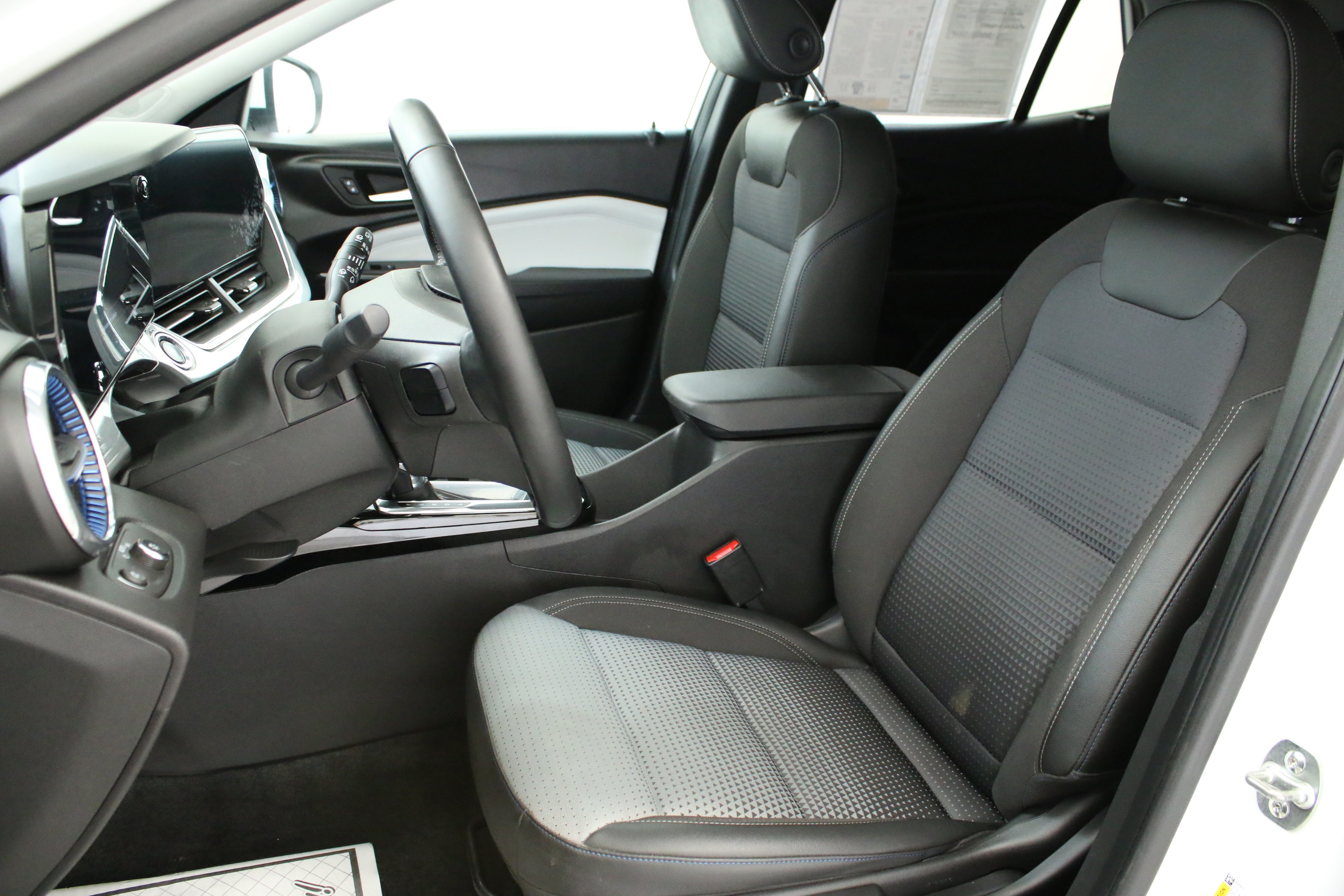 Certified 2025 Chevrolet Trax LT w/ Driver Confidence Package FWD image 12