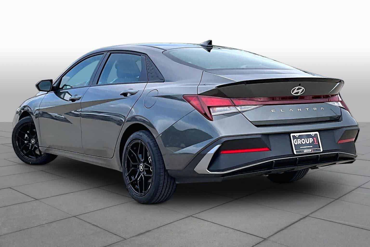 Used 2025 Hyundai Elantra Sport FWD image 11