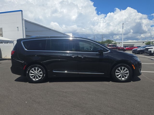 Used 2018 Chrysler Pacifica Touring-L FWD image 4
