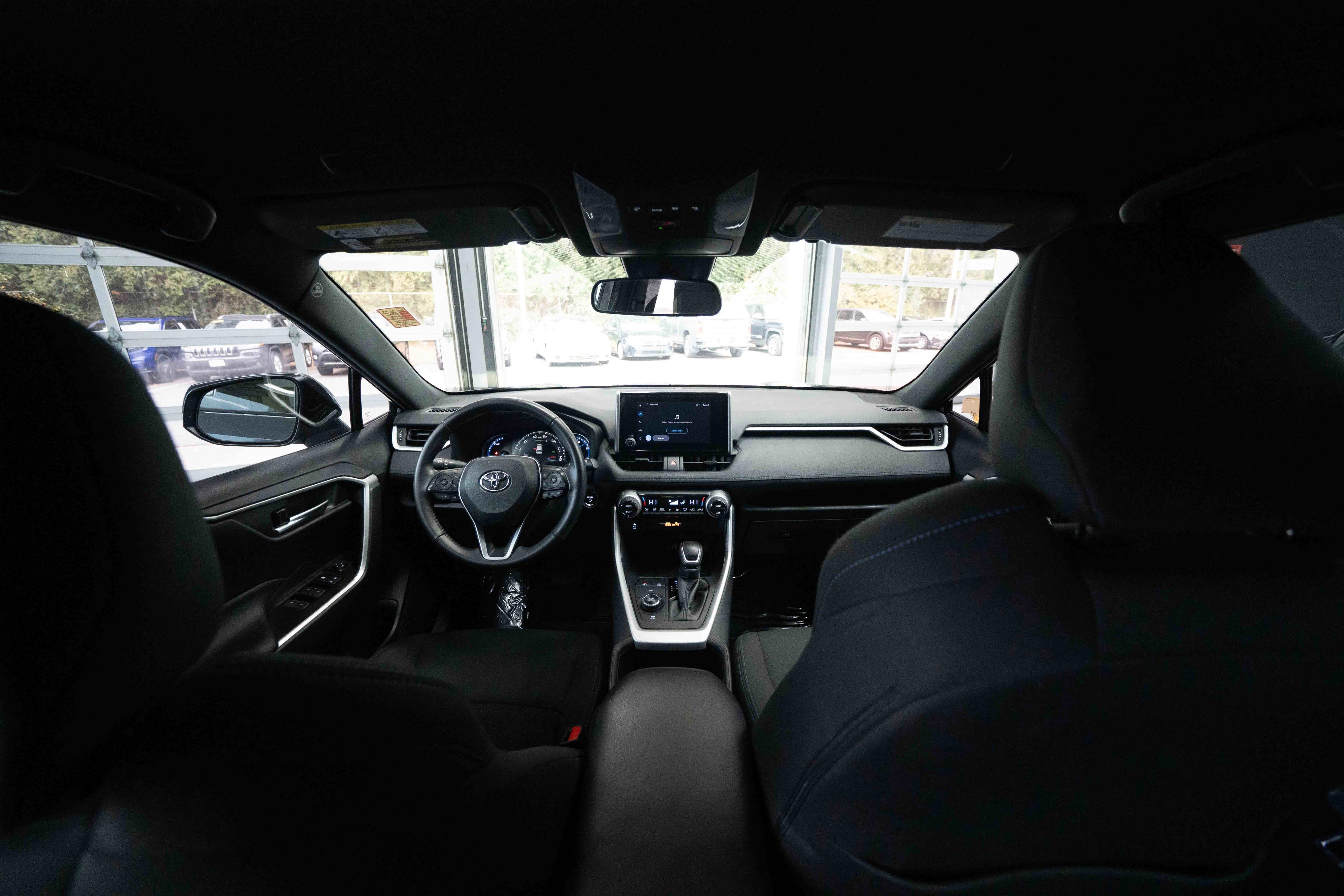 Used 2023 Toyota RAV4 SE image 19