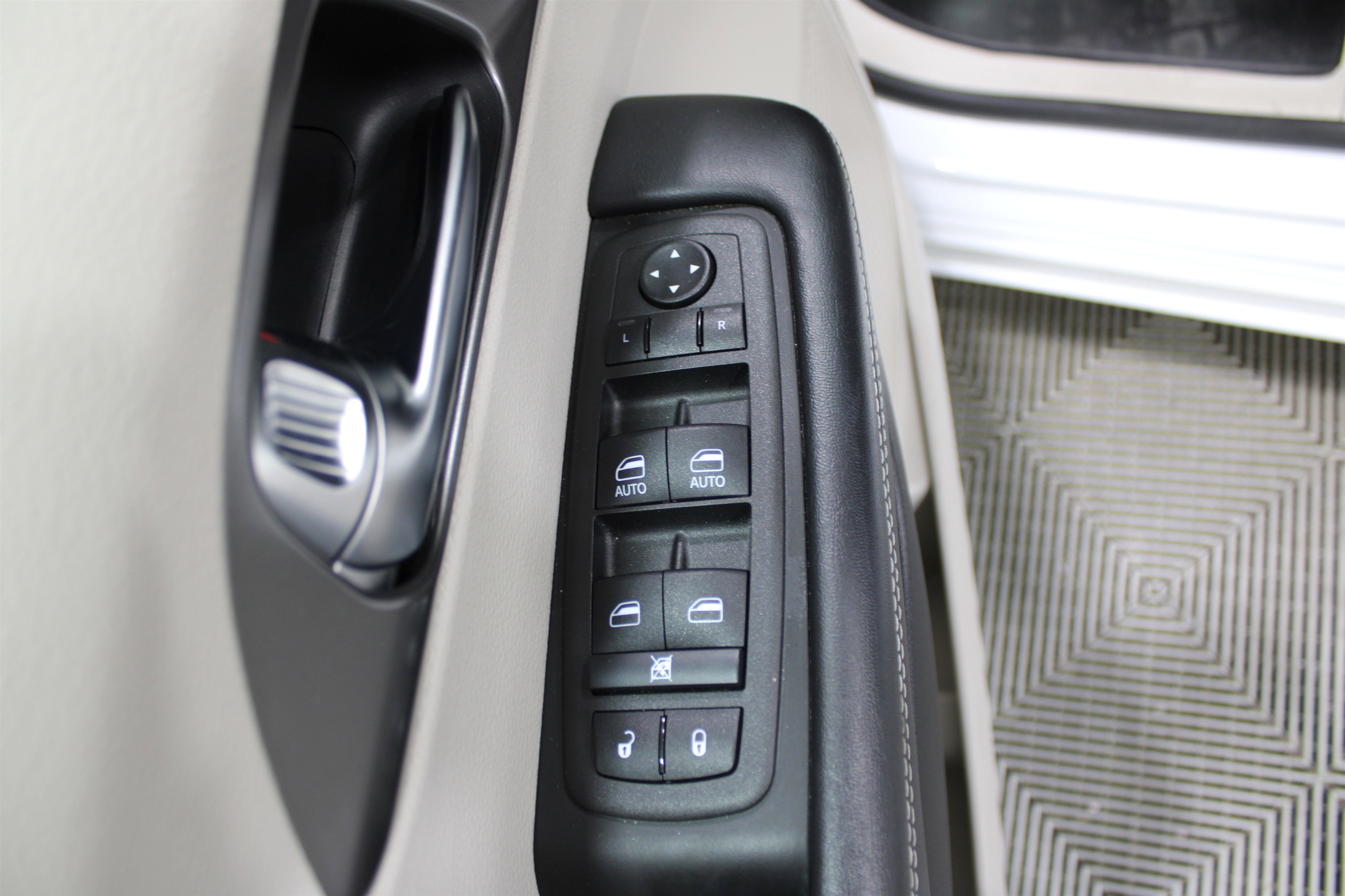 Used 2022 Chrysler Pacifica Touring-L image 7