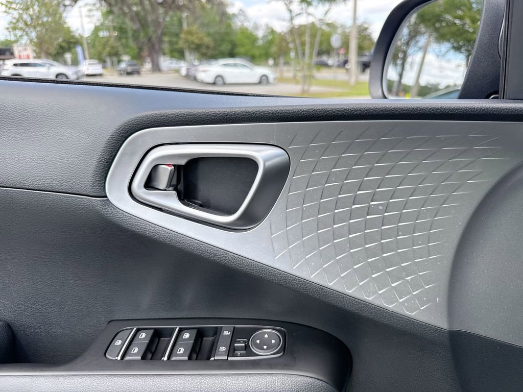 Used 2025 Kia Soul LX w/ LX Technology Package image 12