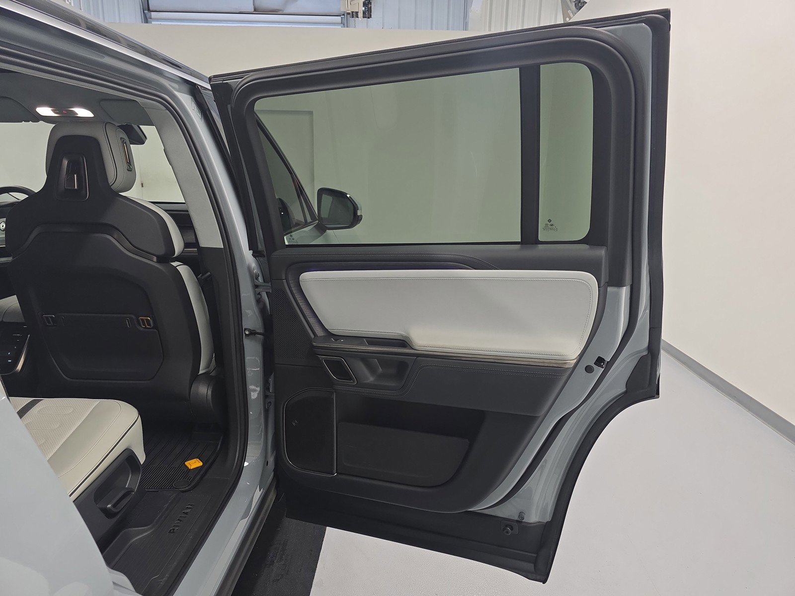 Used 2024 Rivian R1S Adventure AWD/4WD image 19