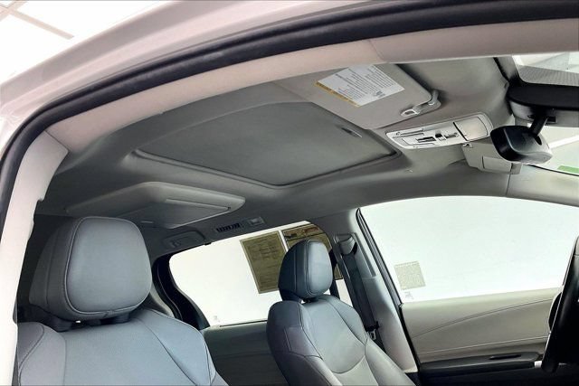 Used 2022 Toyota Sienna XLE w/ XLE Plus Package FWD image 25
