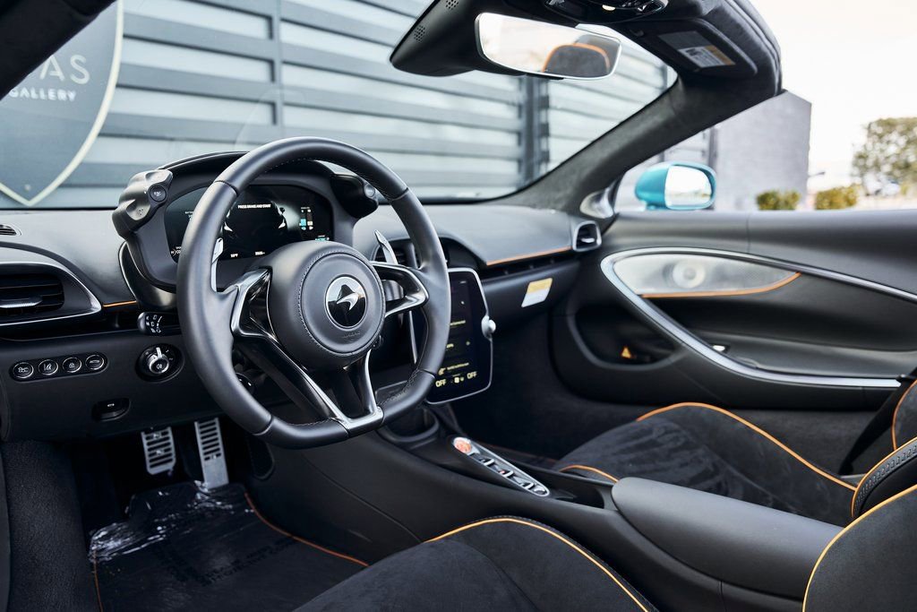 Used 2025 McLaren Artura Spider image 2