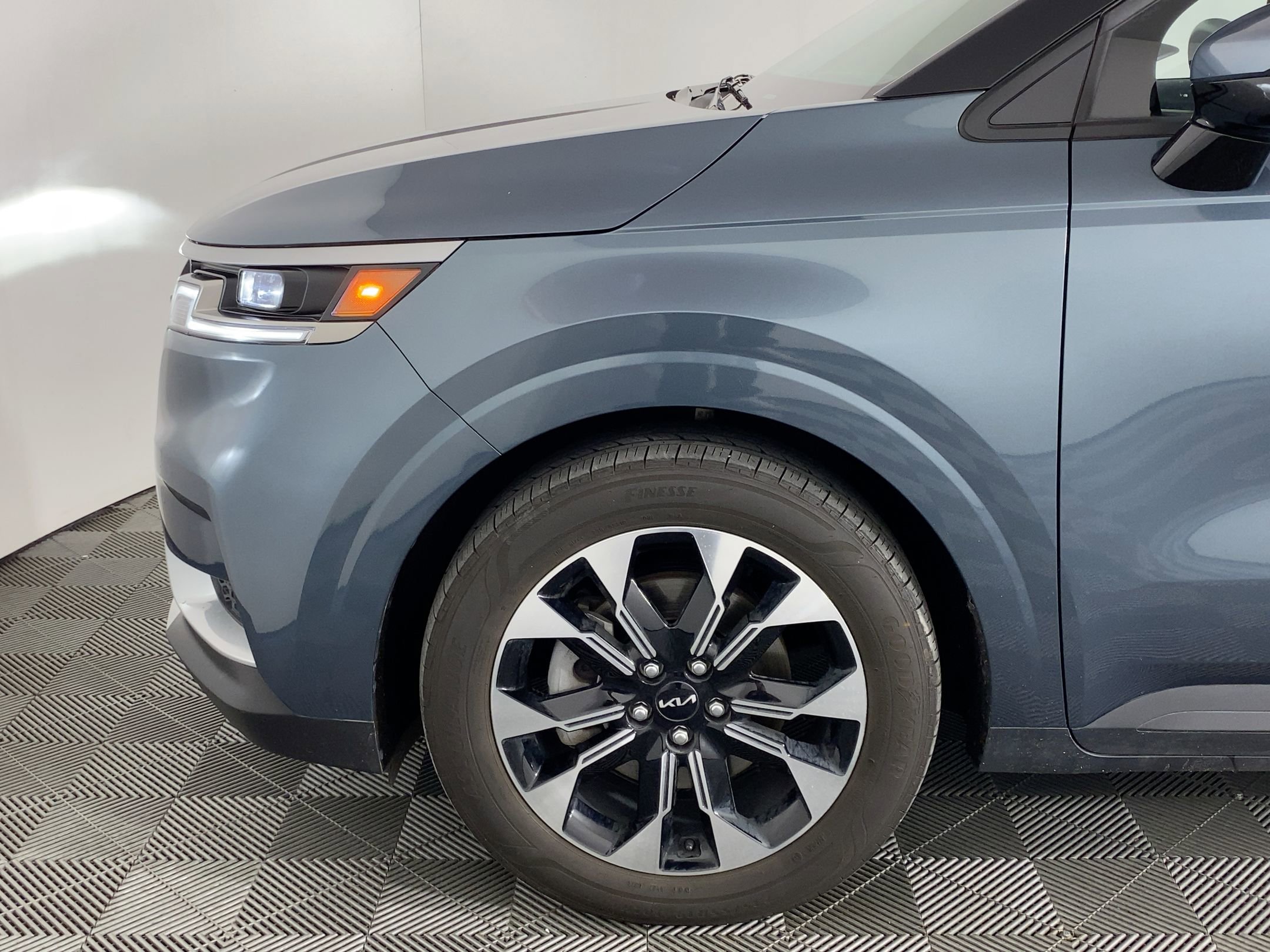 Used 2024 Kia Carnival EX image 10