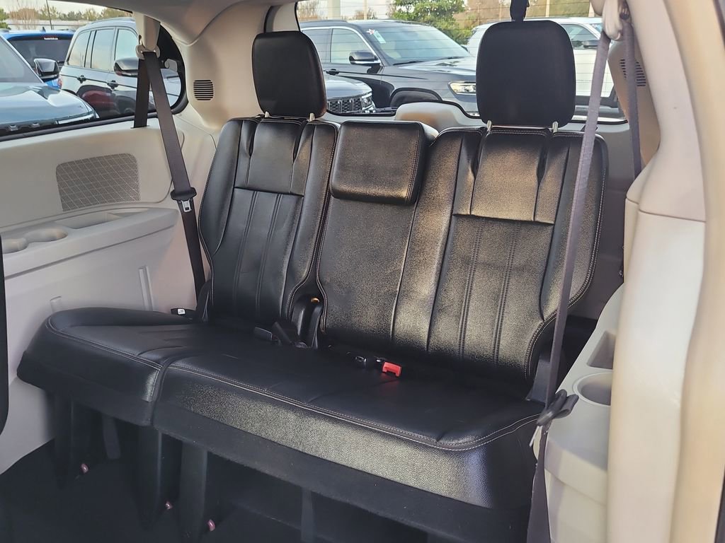 Used 2015 Chrysler Town & Country Touring image 13