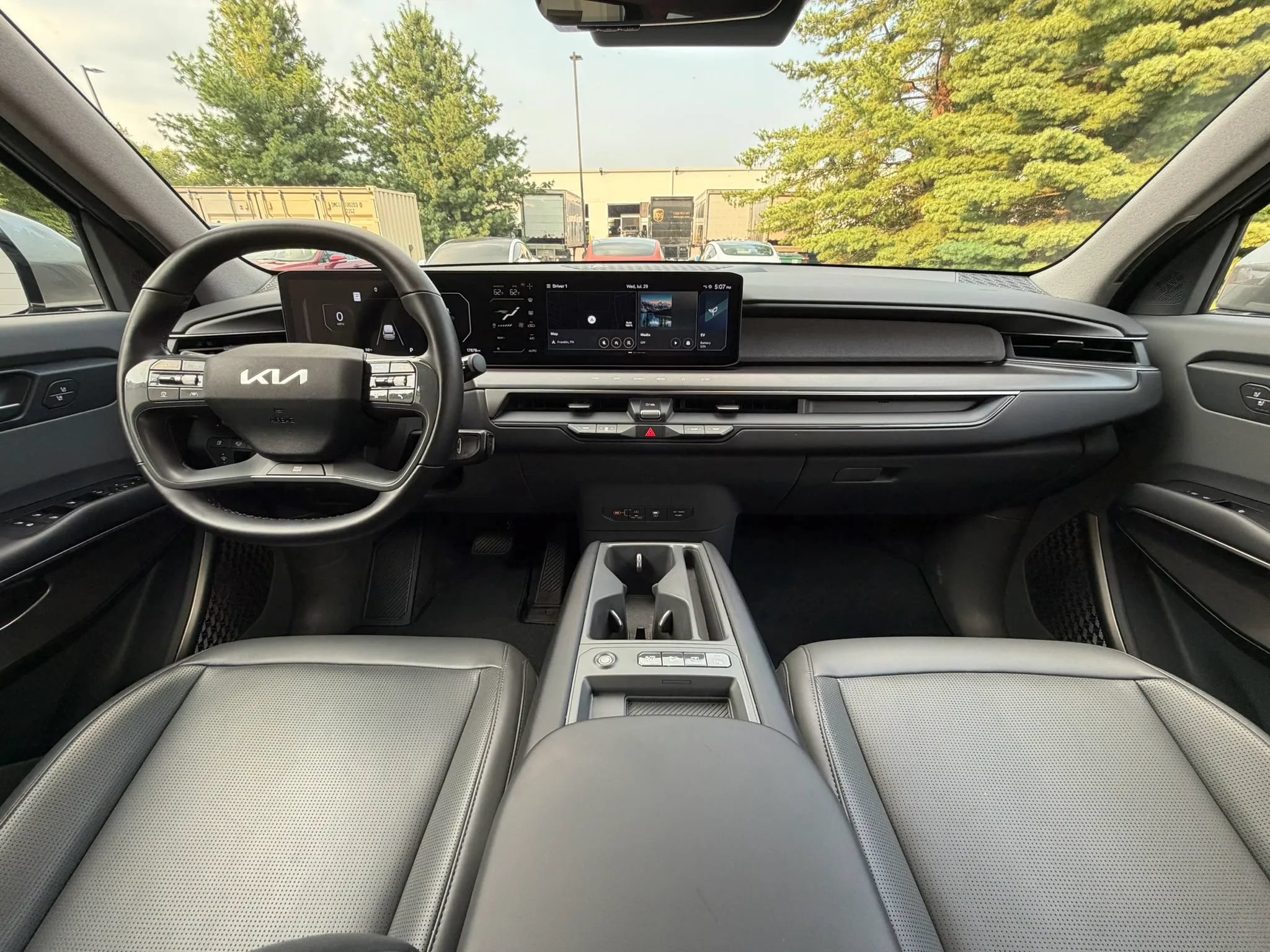 Used 2024 Kia EV9 Light Long Range RWD image 2