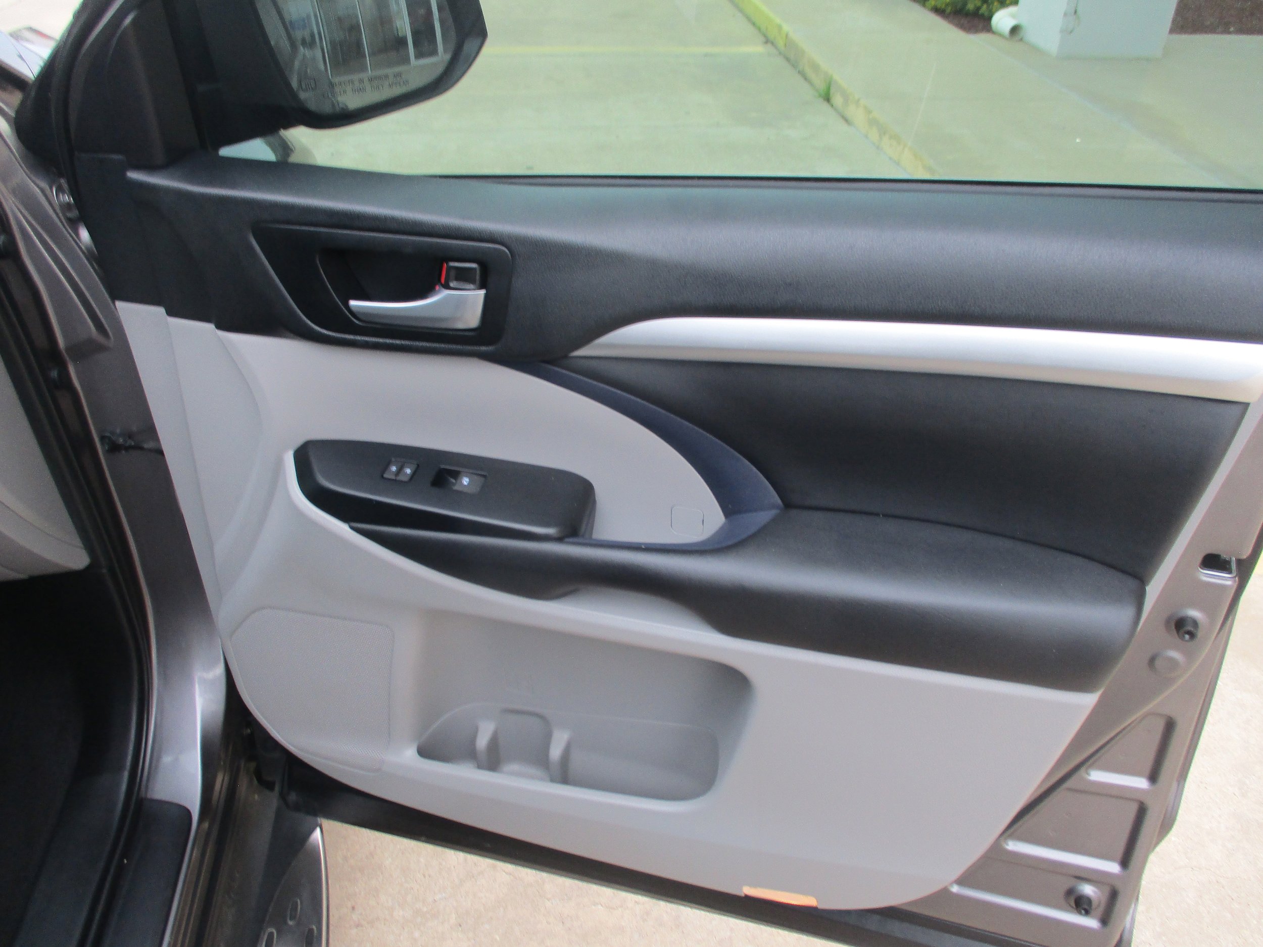 Used 2019 Toyota Highlander XLE FWD image 12