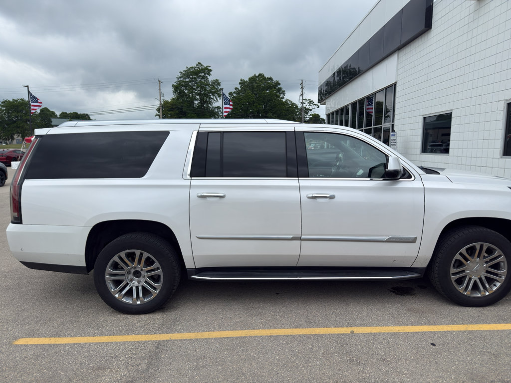 Used 2019 Cadillac Escalade ESV 4WD image 3