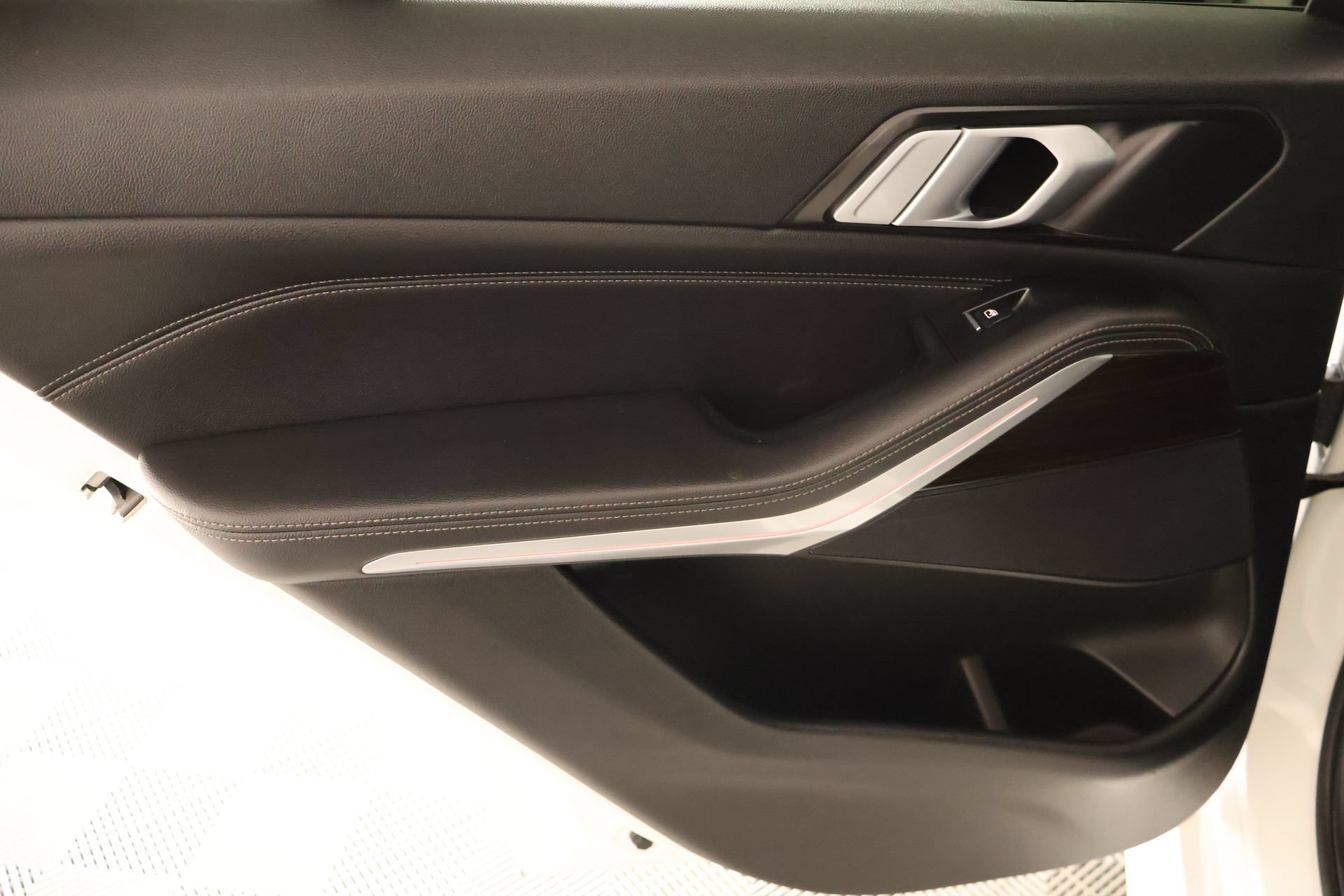 Used 2019 BMW X5 xDrive40i w/ M Sport Package AWD/4WD image 19