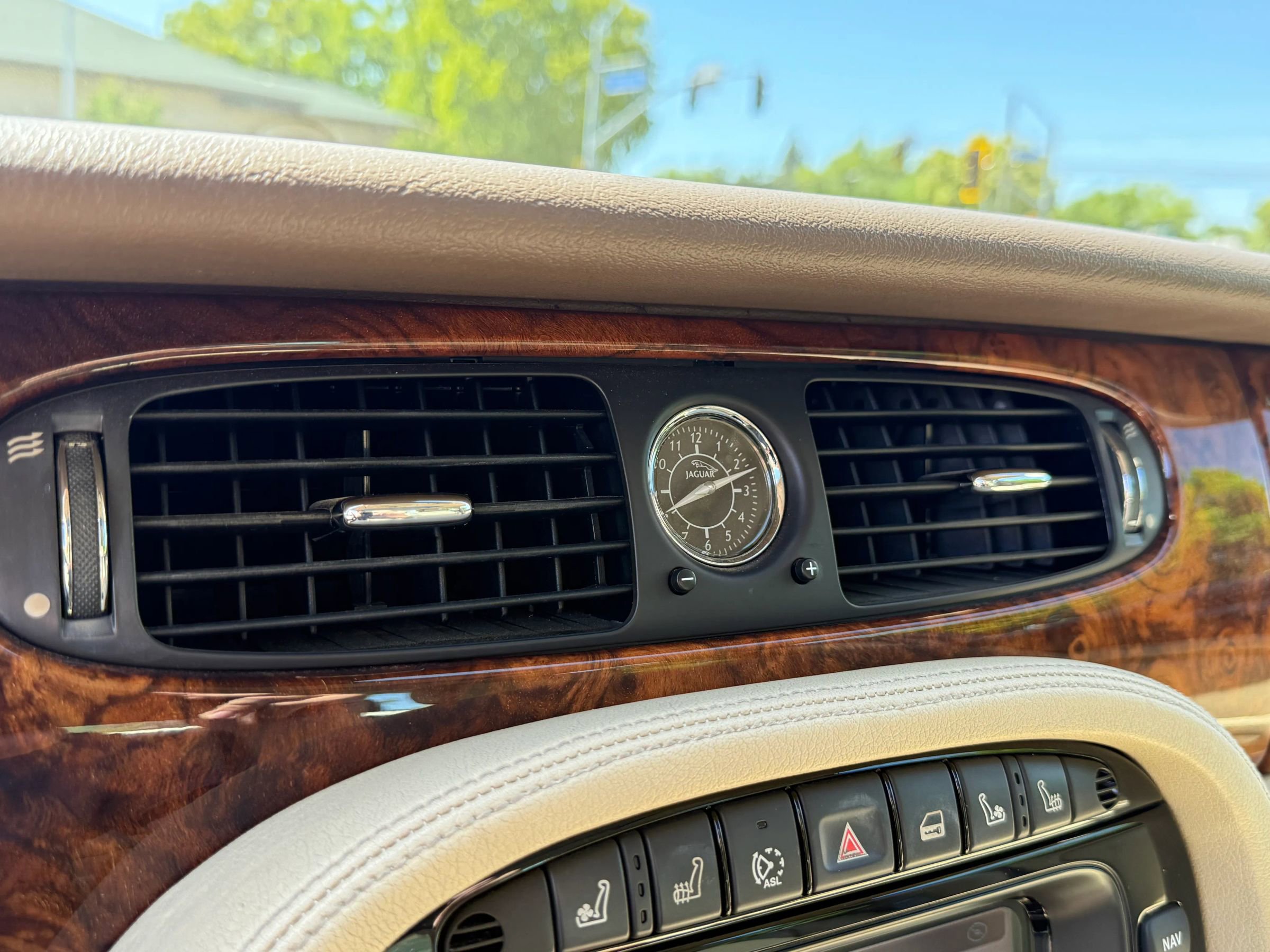 Used 2008 Jaguar XJ8 image 23