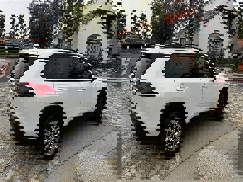 Used 2021 Toyota RAV4 XLE Premium image 3