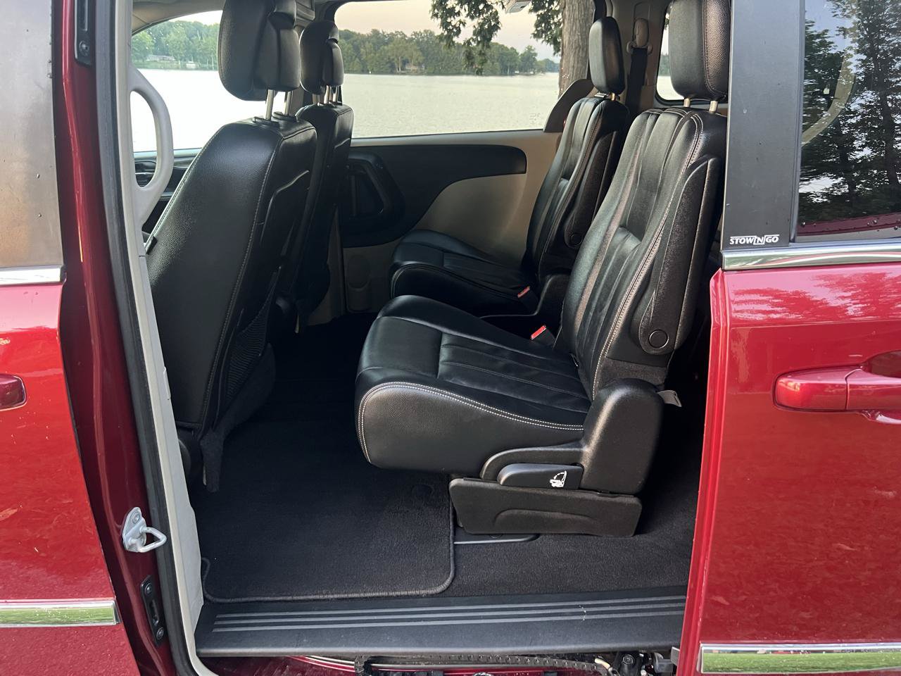 Used 2013 Chrysler Town & Country Touring FWD image 32
