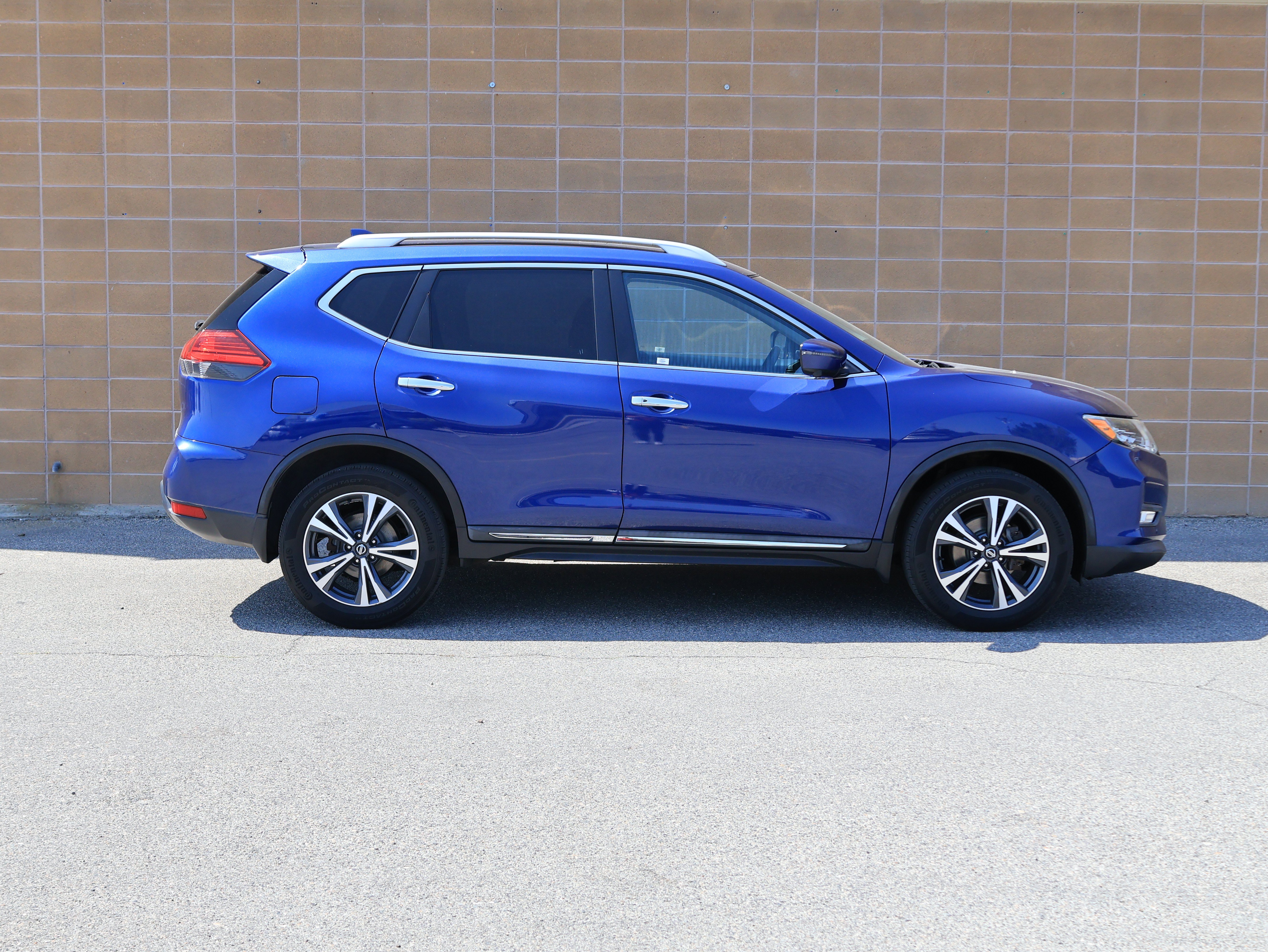 Used 2017 Nissan Rogue SL w/ SL Premium Package AWD/4WD image 4