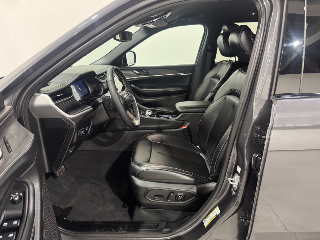 Used 2025 Jeep Grand Cherokee L Limited w/ Black Appearance Package AWD/4WD image 14