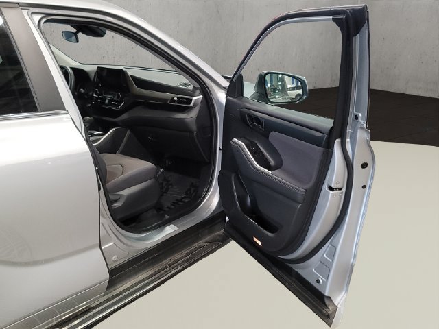 Used 2023 Toyota Highlander L FWD image 17