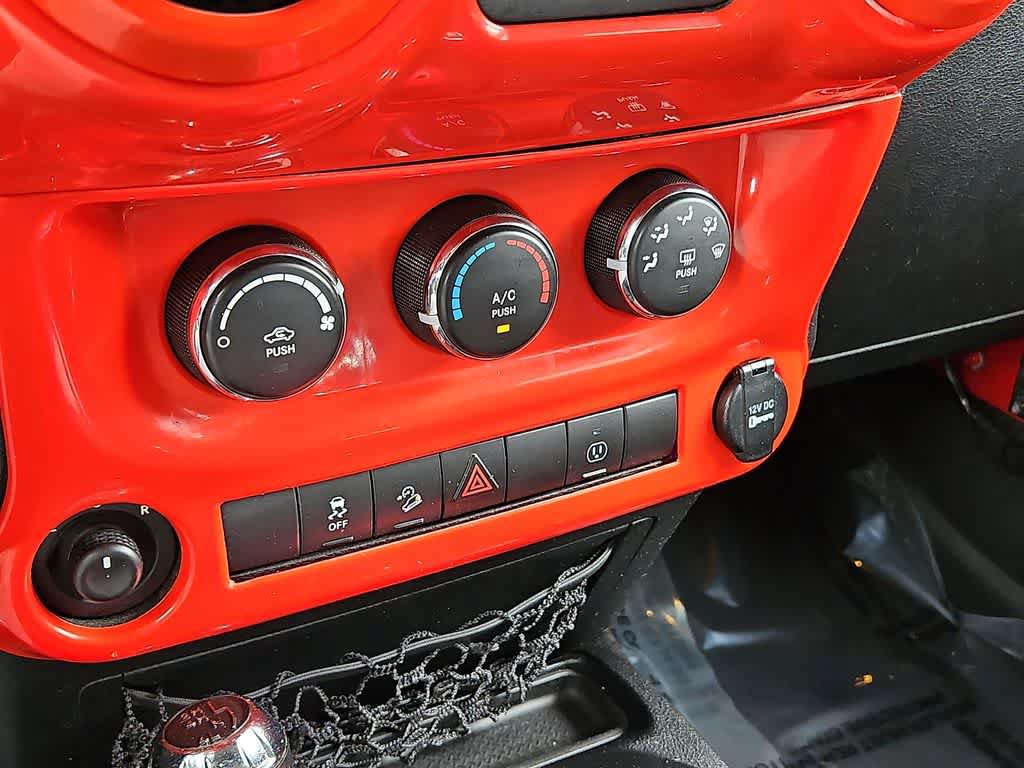 Used 2014 Jeep Wrangler Unlimited Sahara w/ Connectivity Group AWD/4WD image 14