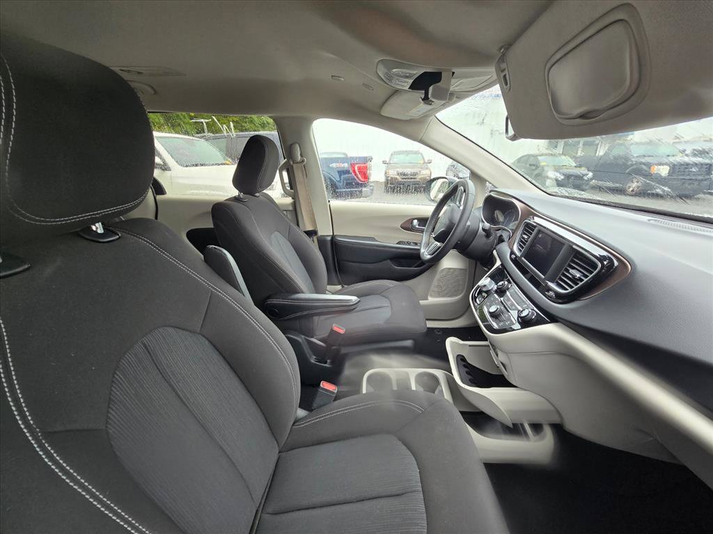 Used 2023 Chrysler Voyager LX FWD image 7
