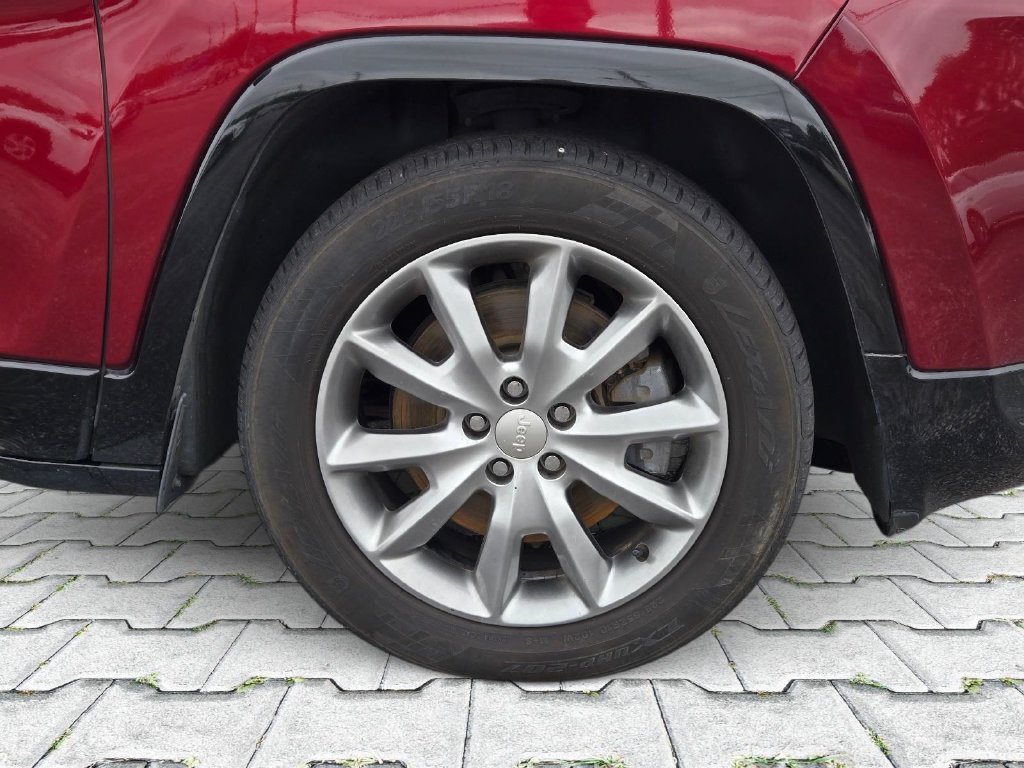 Used 2018 Jeep Cherokee Latitude FWD image 3