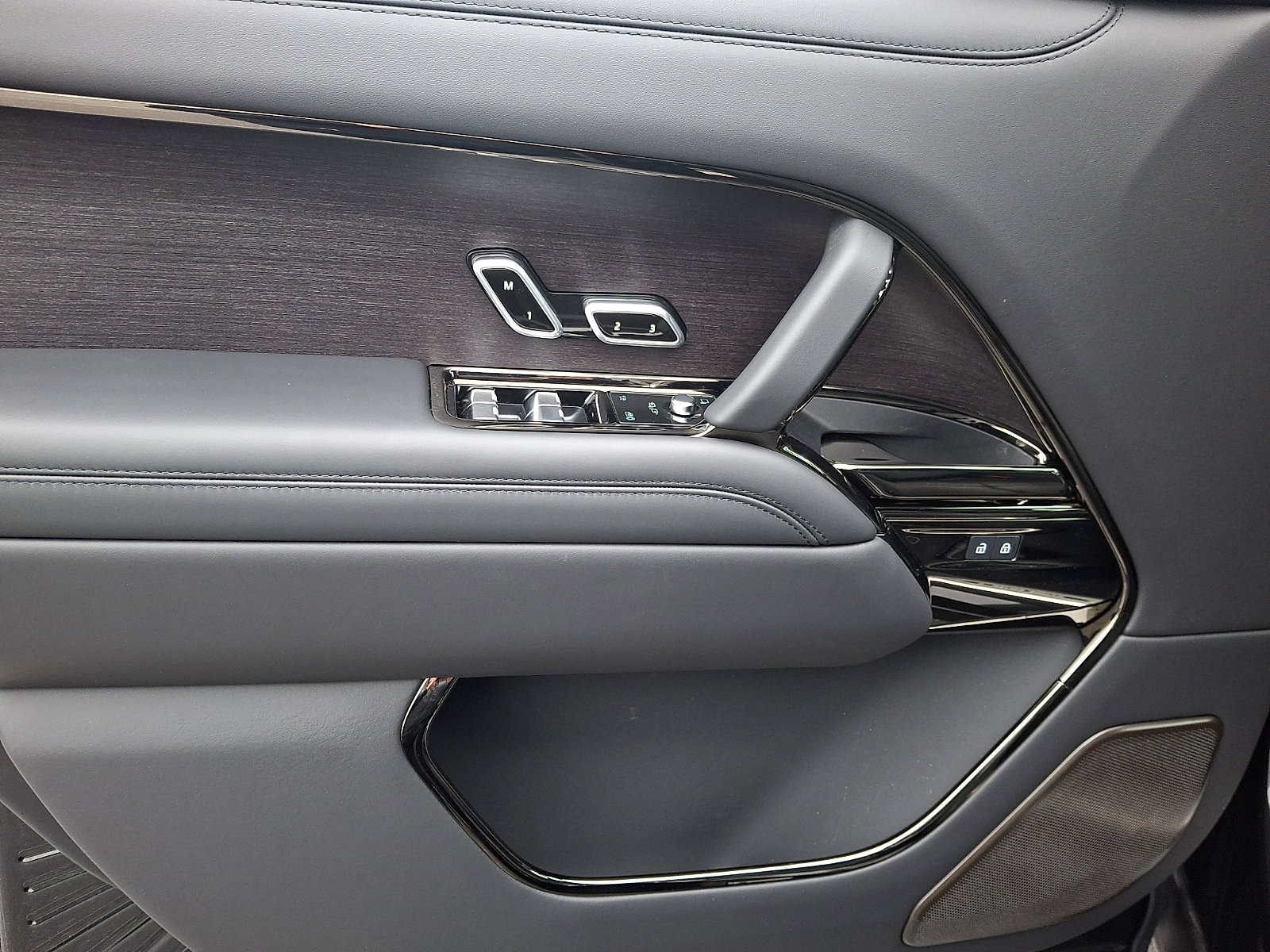 New 2026 Land Rover Range Rover SV AWD/4WD image 10