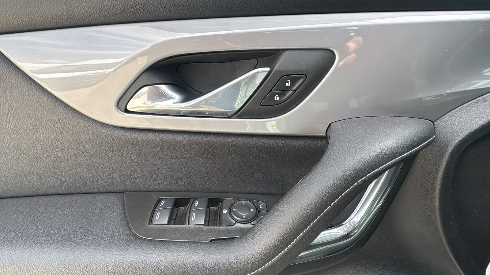 Used 2023 Chevrolet Blazer LT w/ Driver Confidence Package image 12