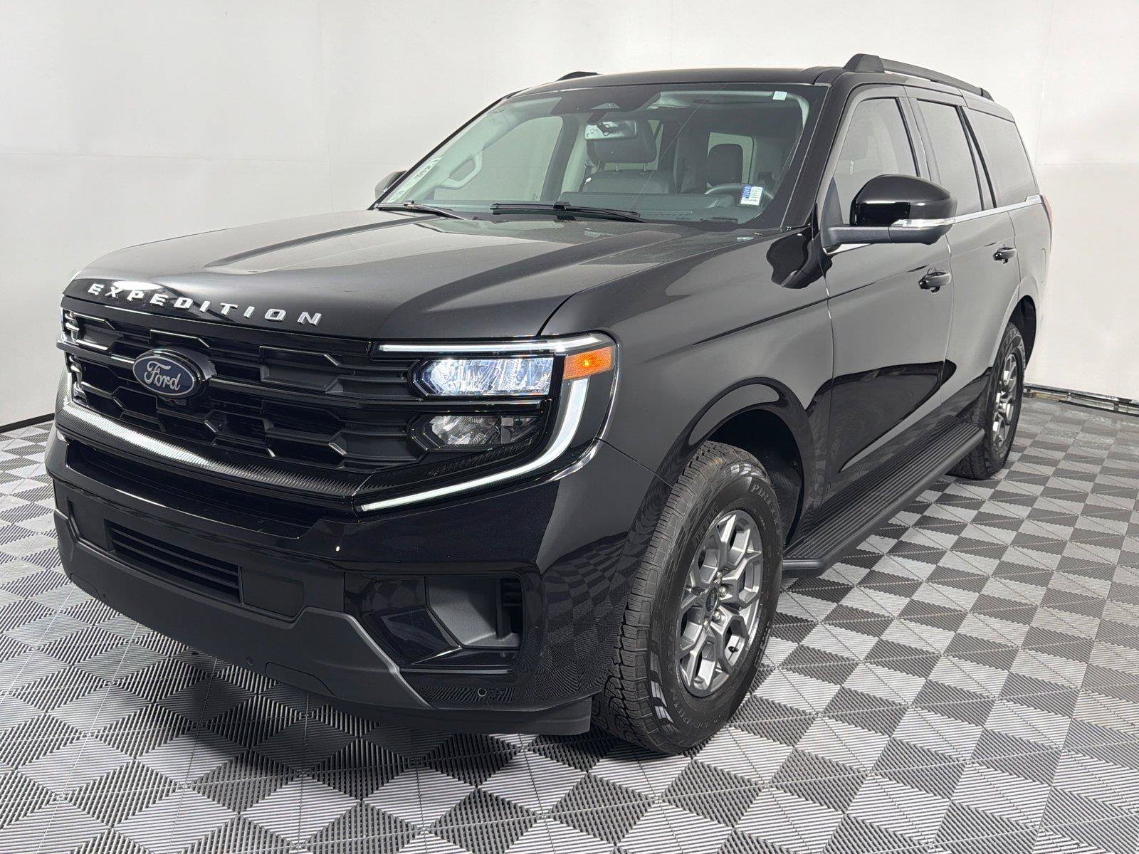 Used 2026 Ford Expedition Active RWD image 3