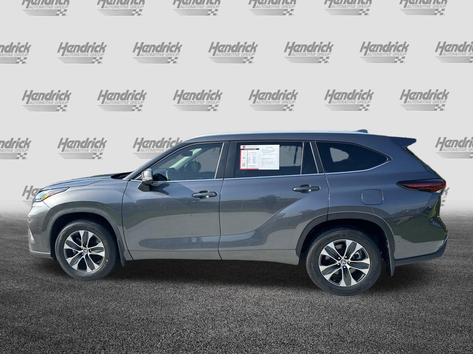 Used 2024 Toyota Highlander XLE FWD image 7