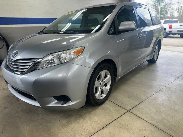 Used 2015 Toyota Sienna LE image 3