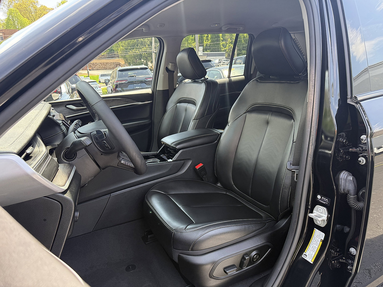 Certified 2023 Jeep Grand Cherokee Limited w/ Black Appearance Package AWD/4WD image 12