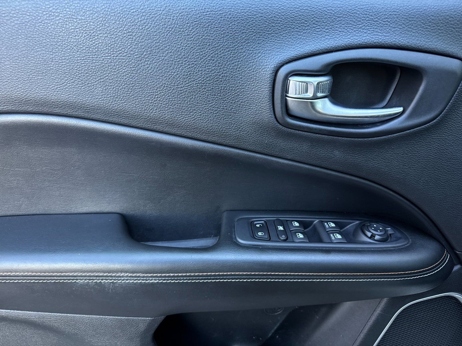 Used 2018 Jeep Compass Latitude w/ Popular Equipment Group AWD/4WD image 11