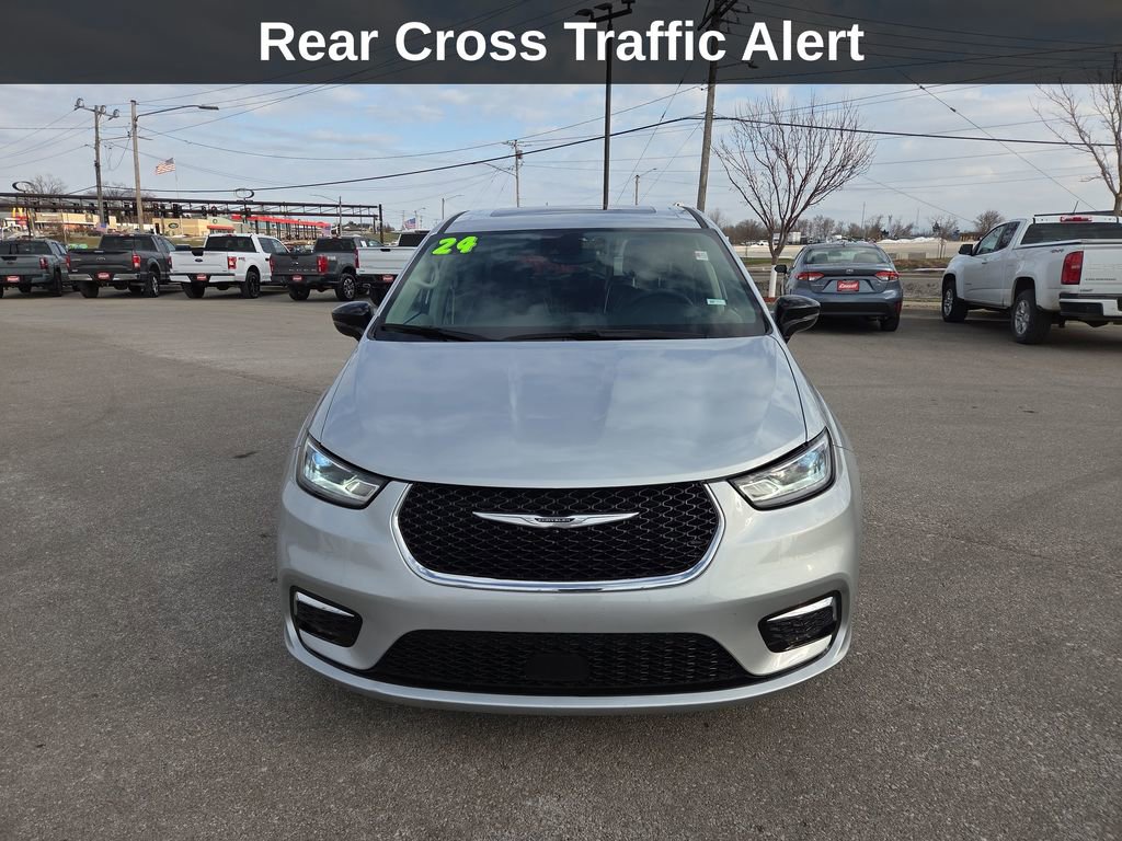 Used 2024 Chrysler Pacifica Limited image 10