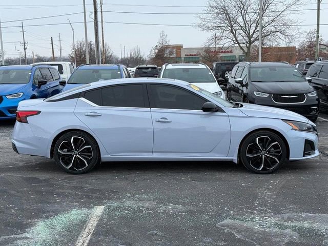 Used 2023 Nissan Altima 2.5 SR w/ SR Premium Package image 2