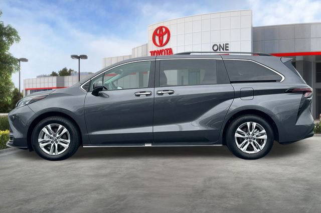Used 2025 Toyota Sienna XLE image 8