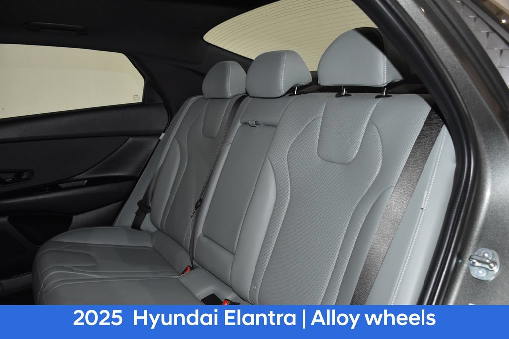 Used 2025 Hyundai Elantra Limited FWD image 31