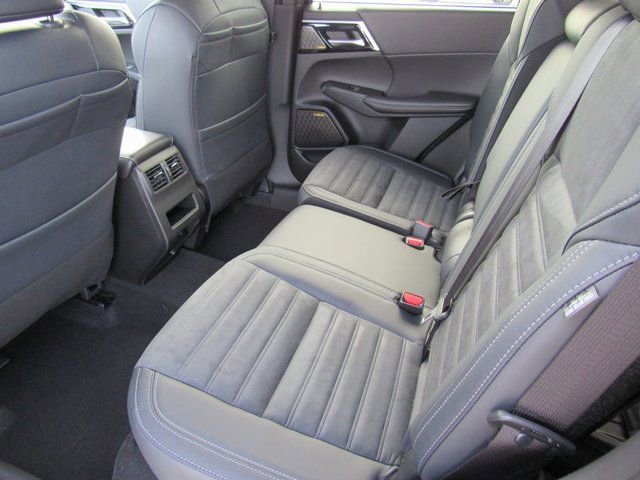 New 2025 Mitsubishi Outlander SE image 9