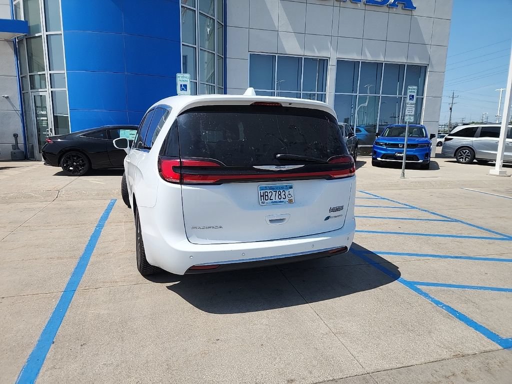 Used 2022 Chrysler Pacifica Touring-L FWD image 9