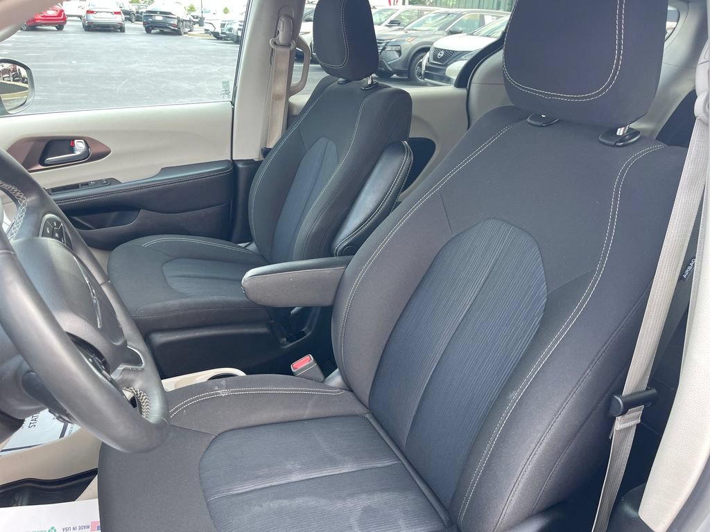 Used 2023 Chrysler Voyager LX FWD image 14